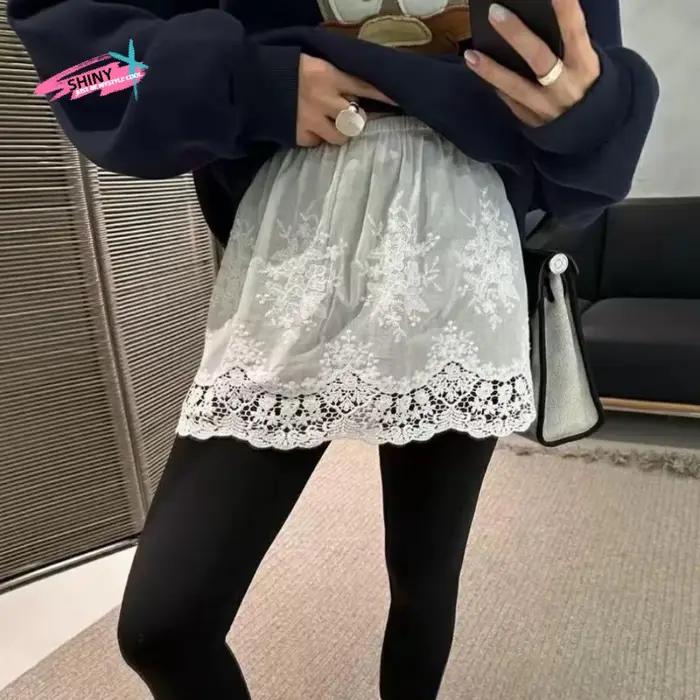 Jupon court taille haute en dentelle et résille