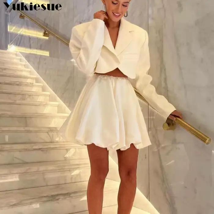 Mini jupe trapèze taille haute en satin blanc pour femme