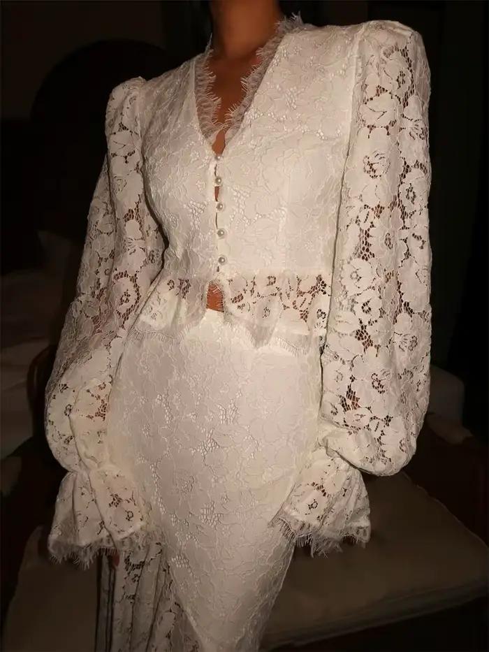 Ensemble élégant jupe longue en dentelle blanche patchwork et haut court slim à manches évasées et col en V pour femme