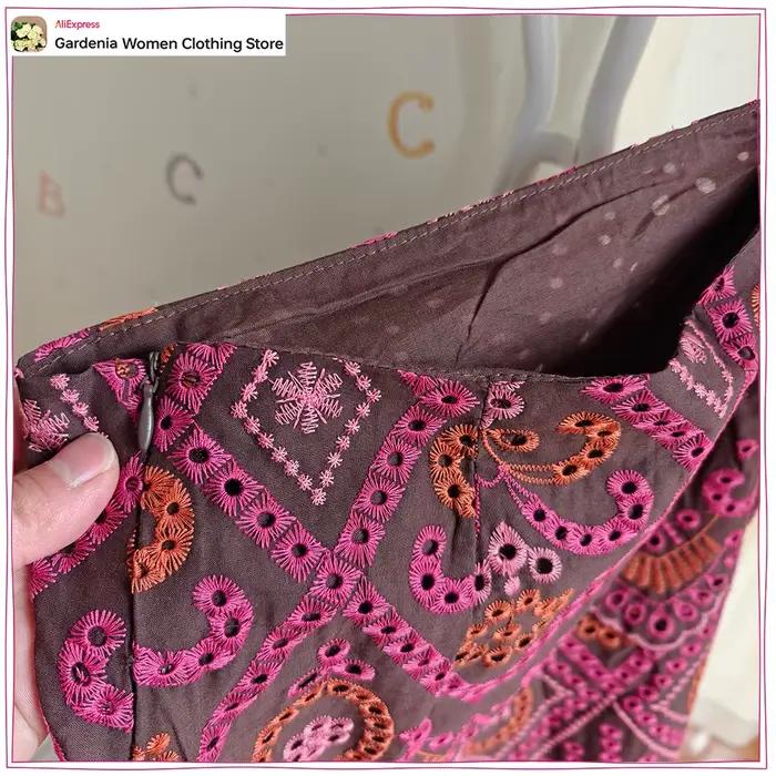 Ensembles élégants pour femmes : haut brodé à col rond sans manches et jupe midi évasée assortie