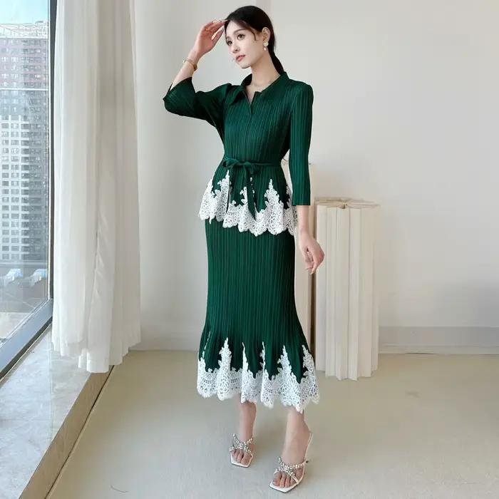 Robe longue sirène plissée verte à col chemise