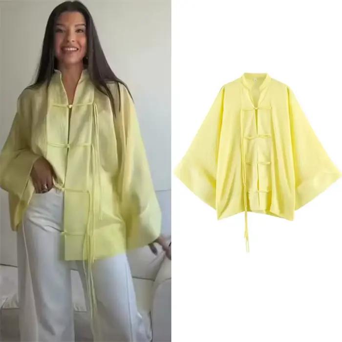 Chemisier Femme Été 2026 Nouvelle Collection Jaune Manches Longues avec Boutons Décoratifs Coupe Ample Idéal Plage et Vacances Élégance et Tempérament