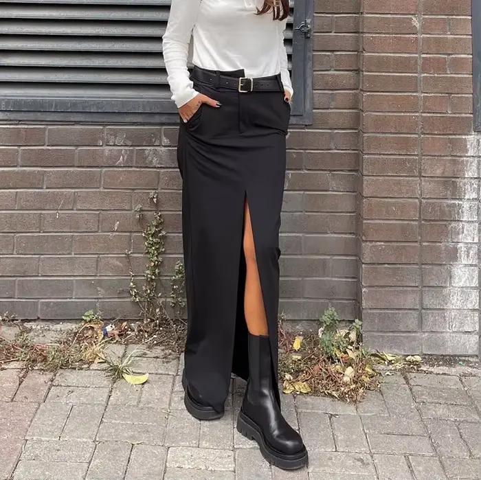Jupe longue noire en satin fendue pour femme, design été 2025