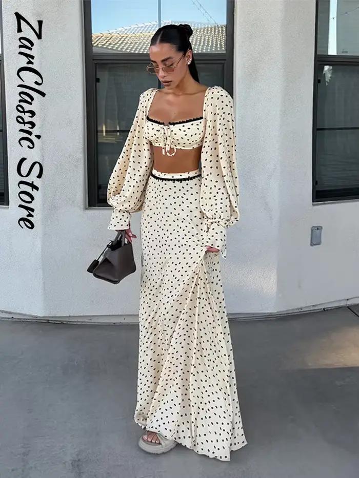 Ensemble jupe à pois, haut court à col carré en dentelle et manches lanternes