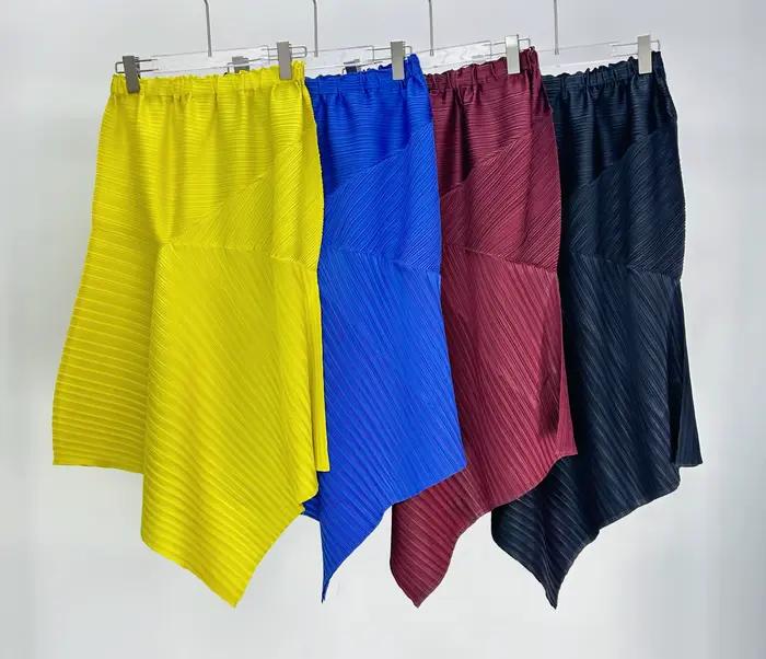 Haut asymétrique plissé rouge bordeaux et jupe longue plissée texturée ensemble chic pour femmes style minimaliste printemps été