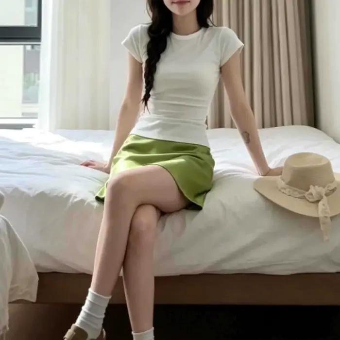 Jupe courte trapèze en satin vert pour femme – Élégance et style pur pour la saison printemps/été