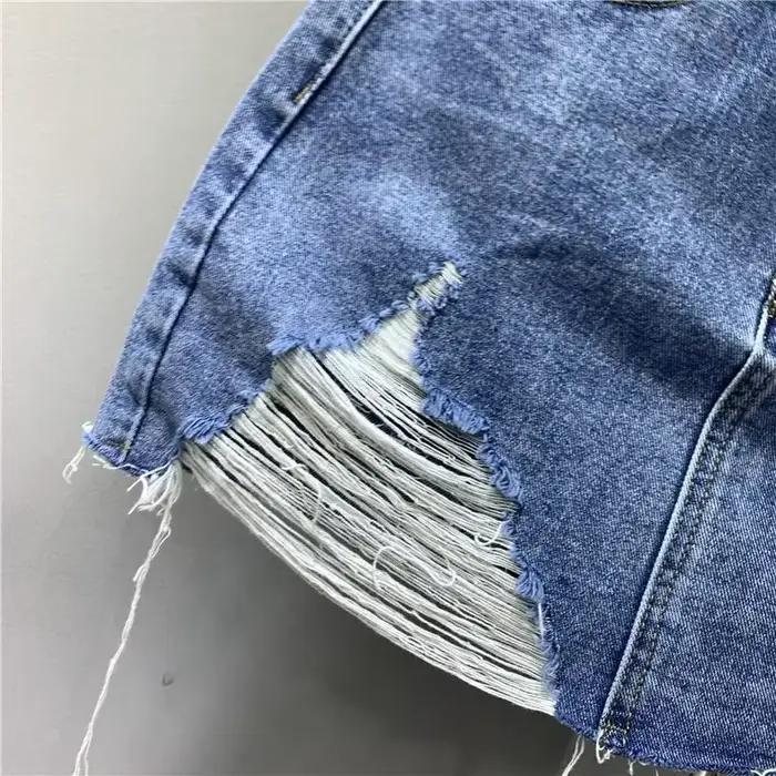 Jupes demi-corps en Denim irrégulier lavé et portées. Nouvelle mode d'été et jupe courte