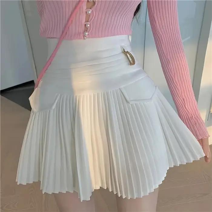 Été blanc jupes plissées Sexy décontracté mince collège femmes taille haute Mini métal lettre D Ontwerp a-lijn Style de mode coréenne