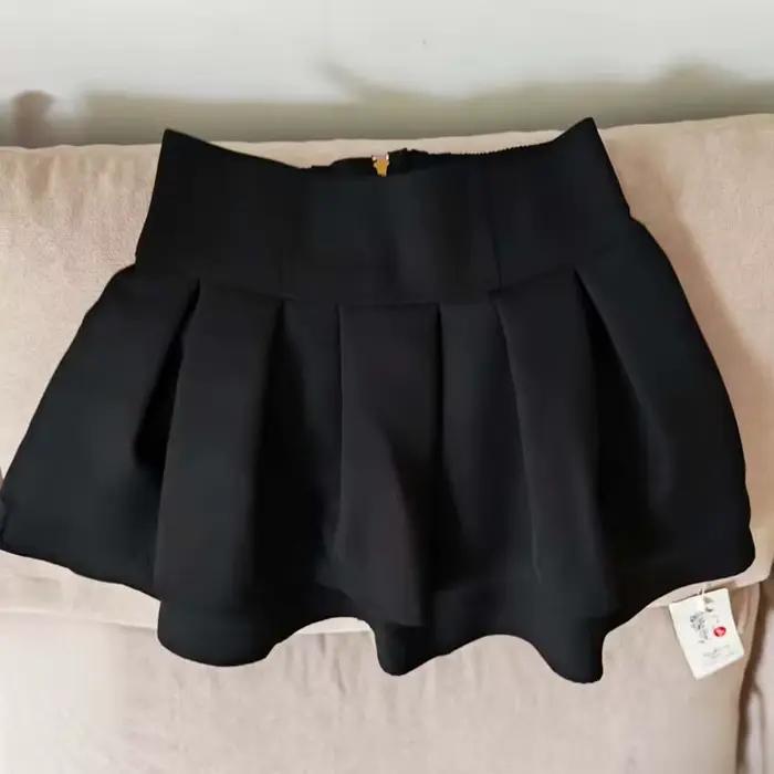 Jupe courte noire taille haute coupe trapèze avec fermeture éclair arrière et volants