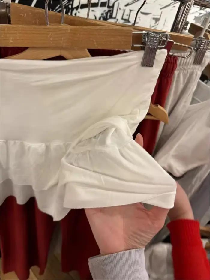 Mini-jupes blanches à volants étagés pour femmes