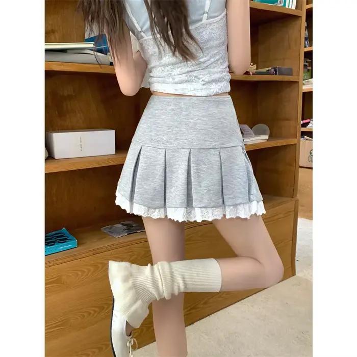 Mini-jupe plissée à œillets en dentelle avec short de sécurité intégré
