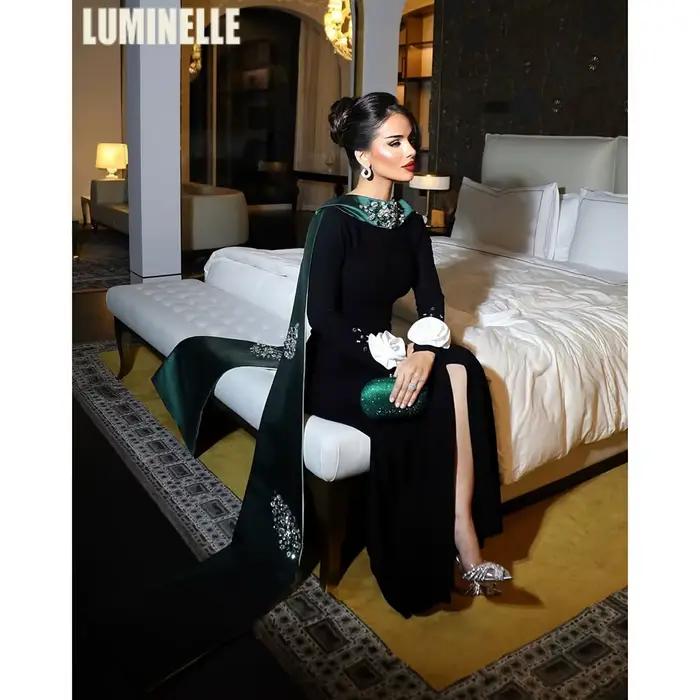 Robes de soirée en satin noir-vert avec perles
