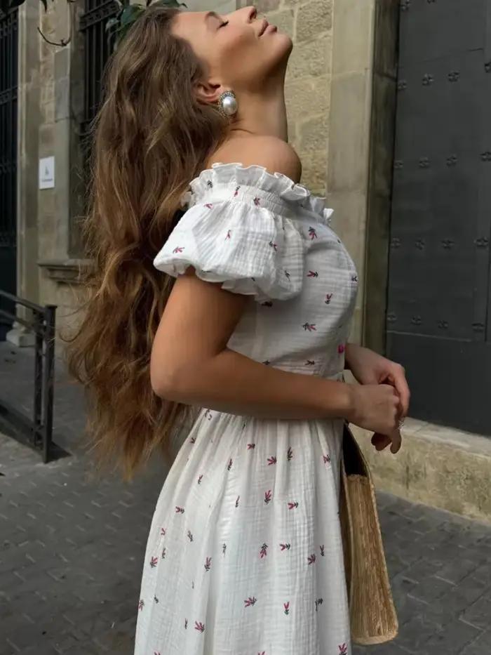 Robe midi blanche brodée florale à épaules dénudées, col à volants avec boutons roses, robes d'été 2026, Vestidos 2026