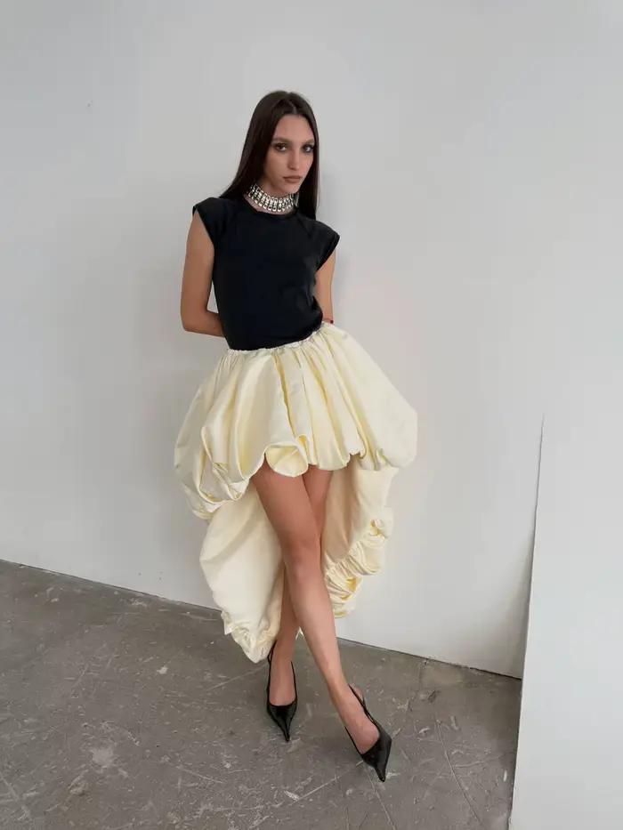 Jupes asymétriques en satin jaune clair pour femmes