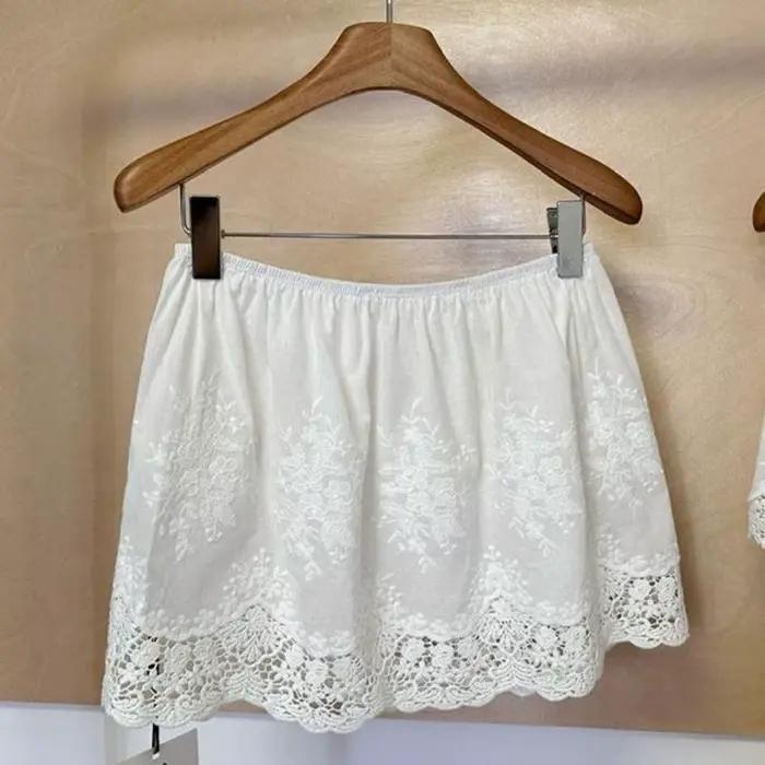 Jupon court taille haute en dentelle et résille
