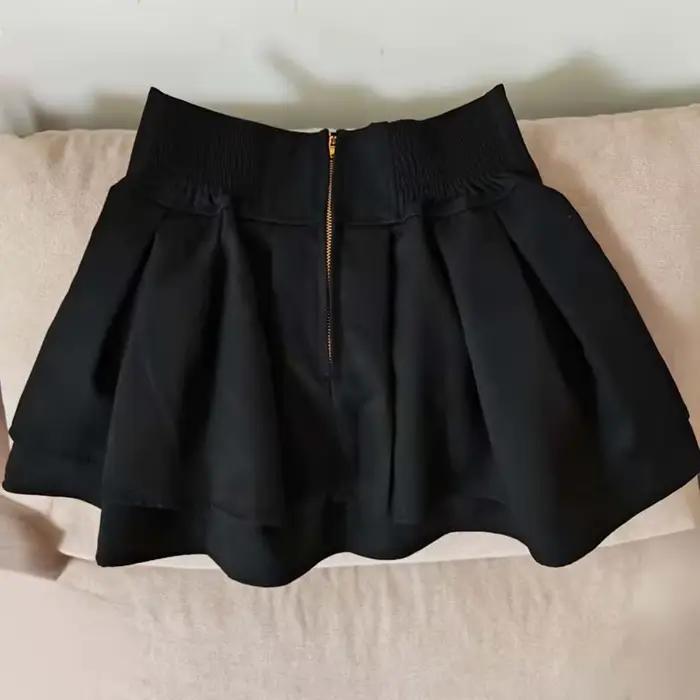 Jupe courte noire taille haute coupe trapèze avec fermeture éclair arrière et volants