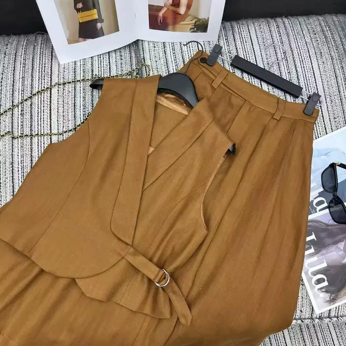 Ensemble élégant deux pièces : gilet sans manches en lin et jupe longue