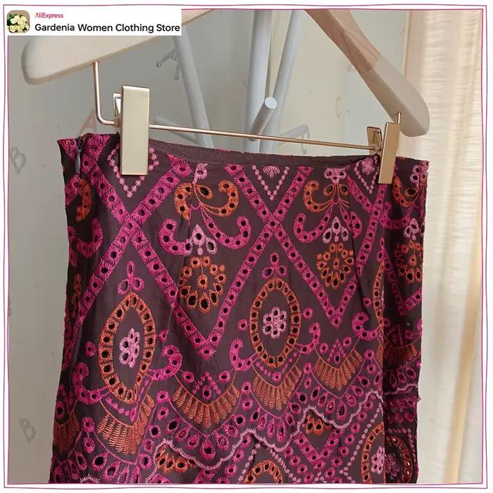 Ensembles élégants pour femmes : haut brodé à col rond sans manches et jupe midi évasée assortie