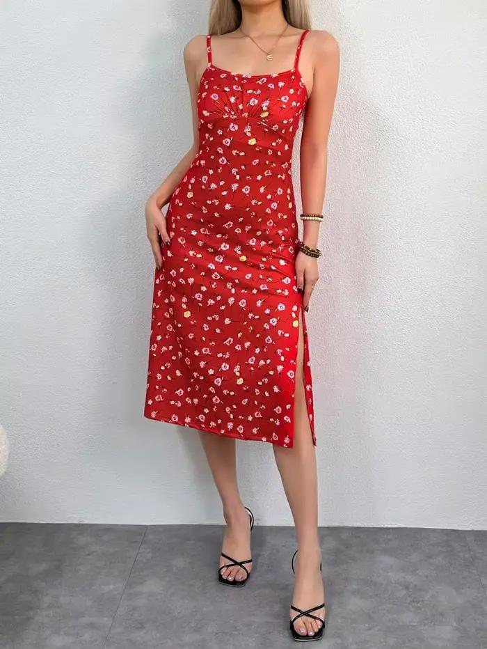 Jupe longue florale rouge avec fente latérale, détails bretelles tendance, silhouette amincissante, effet féminin et élégant pour femmes occasions spéciales printemps été