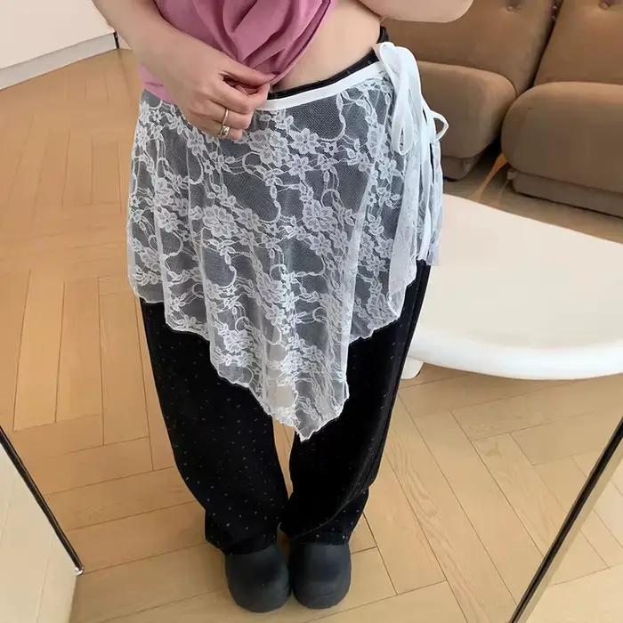 Mini-jupe en dentelle française vibrante avec ourlet irrégulier et broderie
